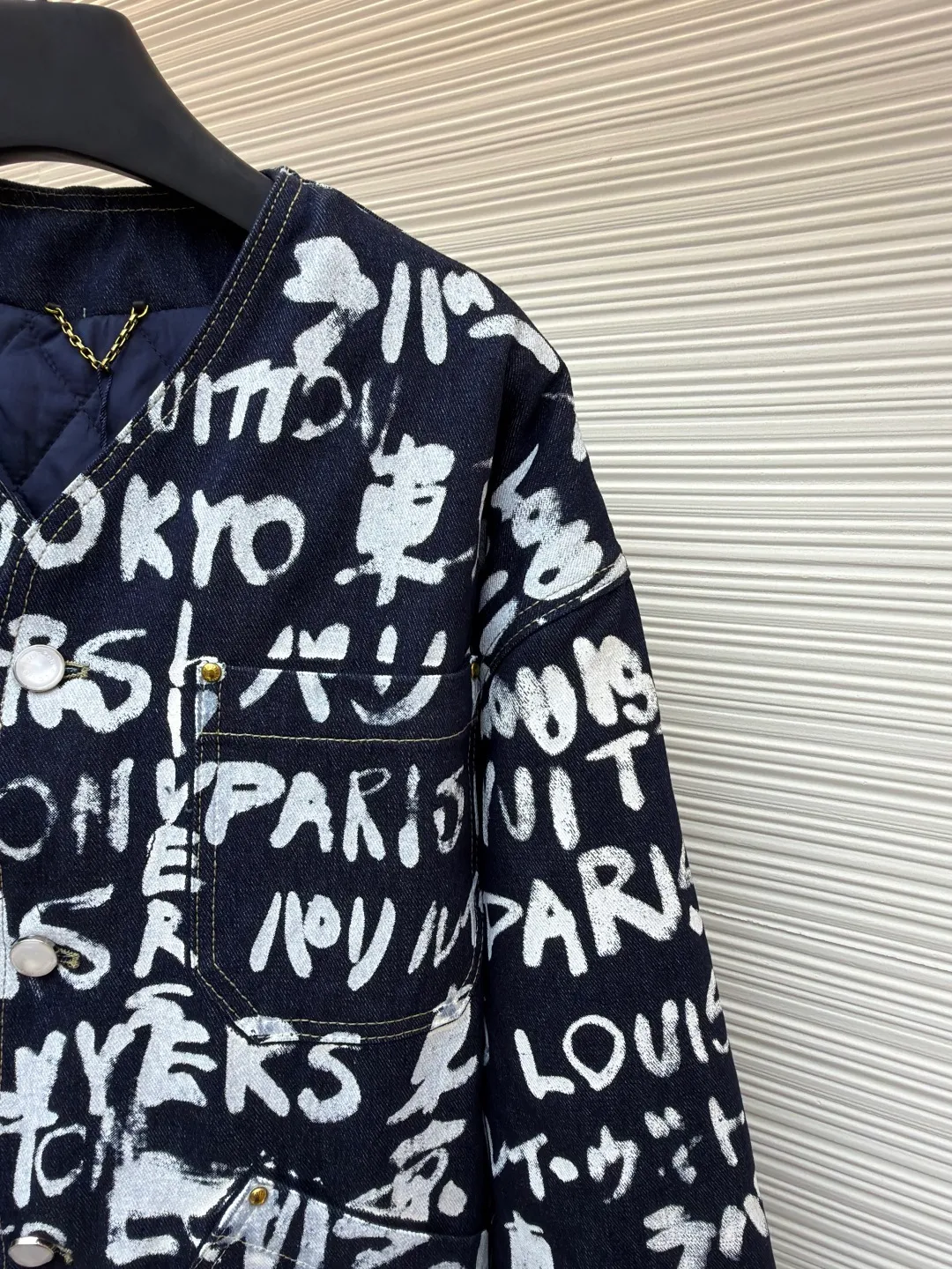 LOUIS VUITTON Tokyo-limited graffiti denim jacket ●Original version: 29999 purchase and development ●Item number: 1680939-C30 ●Fabric: denim fabric ●Technology: washed production ●Version: fitted version ●Weight: about 1180 grams ●Size: 46-48-50-52 ●Description: LV Scribble The print shows the encounter between traditional Japanese calligraphy and Western street art, using a "hand-drawn" style to express the brand logo, Paris and Tokyo. The casual design has an urban feel and can be paired with the matching jacket to complete the show. The overall wiring is straight and delicate, the fabric is comfortable and soft, and the color is consistent without color difference. It can be matched with the same style to create a fashionable look and control various occasions. Customized accessories, complete with three standards, same style for men and women!